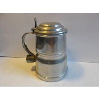 Seltene Flasche Vintage Deckel-Zinn Bierkrug Mit Pfeifengriff Seltene Flasche Vintage Deckel-Zinn Bierkrug Mit Pfeifengriff von Retromagination