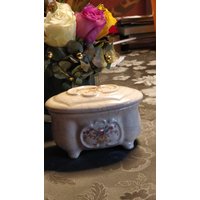 Cremefarbene Kleine Schmuckdose Cremefarbene Kleine Schmuckdose von RetromaniaDE