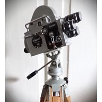 Alte Kamera - Filmkamera Altes Stativ Holzstativ Filmdose Alter Filmprospekt Tripod With Film Camera | 1950 1970 von Retrovaganz
