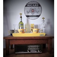 Ricard Karaffe - Gläser Aschenbecher Schild Alte Fußbank Altes Tischradio Shrine | 1950 1970 von Retrovaganz
