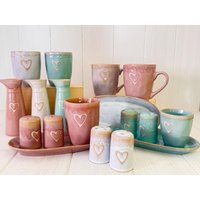 Tasse Milchkännchen Tablett Salz Und Pfefferstreuer Mit Herz von Revitalshop