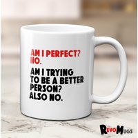 Bin Ich Perfekt Nein, Versuche Ich, Ein Besserer Mensch Zu Sein, Auch Kein Lustiger Arbeitsbecher | 11 Unzen Keramiktasse von RevoMugs