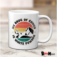 Snowboard Becher - Meine Droge Der Wahl White Powder Snowboarder Geschenk 2 Farben Pow von RevoMugs