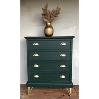 Grüne Kommode Mit Gold Akzenten | Schubladen Hirschgrün Unikat Einzelstück von Rewooddesignssaar