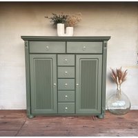 Olive Grüne Kommode Mit Gold Akzenten | Vertiko Schubladen Unikat Einzelstück von Rewooddesignssaar