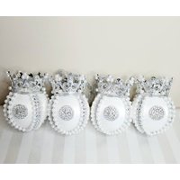 Royal Crown Limited Edition Set Mit Vier Handgefertigten Weihnachtsornamenten in Weiß Und Silber von ReynoldsGrahamDesign