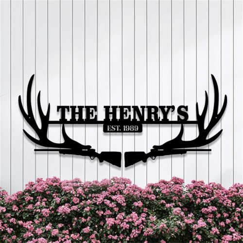 Personalisierte Jagd-Hirschhorn und Gun-Metall-Wandkunst, benutzerdefinierte Hirschgeweih Familiennamenschilder, individuelle Hirschjagd-Monogramm-Wanddekoration von Riaeelvs