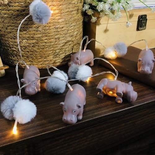 Riaxuebiy 1,65 m 10er LED Nilpferd Pompons Lichterkette Warmweiß Batteriebetrieb mit Timer für Partys und Garten Kinderzimmer Dekoration (Grau Nilpferd+Pompons) von Riaxuebiy