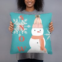 Winter Schneemann Weihnachten Türkis Und Pfirsich Basic Kissen von RibbonwoodCollective