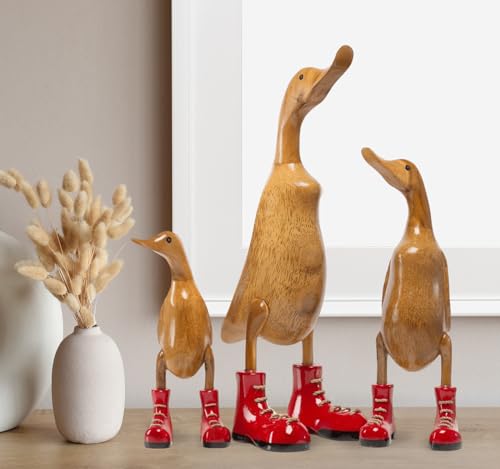 Rikmani - Holzfigur Ente Stiefel ROT 100% Natur Original - Handgefertigte Figur aus Holz 46 cm Rikmani - Holzfigur Ente Stiefel ROT 100% Natur Original - Handgefertigte Figur aus Holz 46 cm von Rikmani