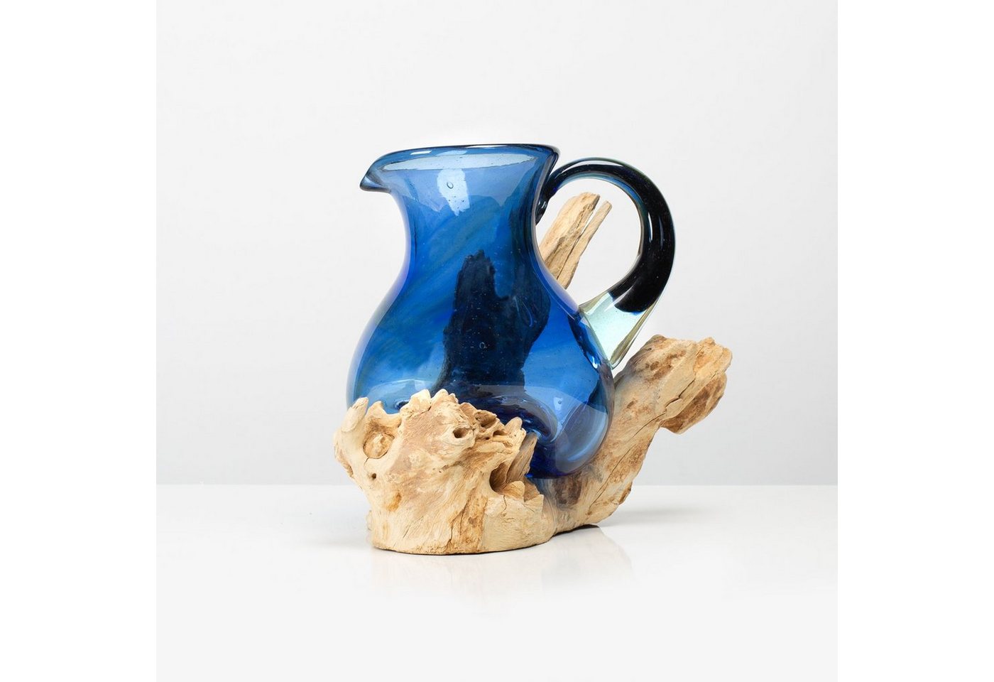 Rikmani Karaffe VIA Schmelzkaraffe auf Holzpodest - Designer Vase aus Glas mundgeblasen auf Holzwurzel Blumenvase Wasserkaraffe Schmelzvase von Rikmani