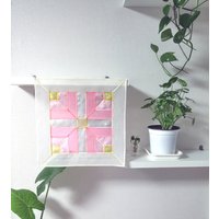 Wandbehang Kleiner Vorhang Fensterdekoration Mit Seidenstoffen Traditionelle Patchworkarbeit Jogakbo Pojagi von RimKimstudio