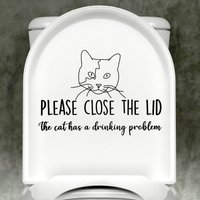 Bitte Schließen Sie Den Deckel Der Glückskatze, Die Katze Hat Ein Trinkproblem Toilettenaufkleber, Geschenk Für Katzenliebhaber, Lustiger von RiseUpStitchery