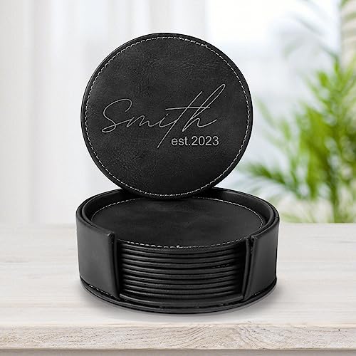 Runder Untersetzer, 6 Stück Schwarz Personalisierte Individuelle Lederuntersetzer Runde PU Leder Untersetzer Set Getränkeuntersetzer mit Halter Die Hintergrundfarbe der Gravur ist Silber Runder Untersetzer, 6 Stück Schwarz Personalisierte Individuelle Lederuntersetzer Runde PU Leder Untersetzer Set Getränkeuntersetzer mit Halter Die Hintergrundfarbe der Gravur ist Silber von Risegun