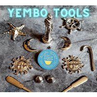 Yembo Silber Metall Orisha-Werkzeug Herramientas Von Yembbo Yemaya Obatala Orisa Funfun Oricha-Set Für Adimu Lokun Oricha-Zeremonie von RitualsBotanica
