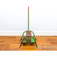 Frühe Mid Century Doppelseitige Shamrock Green Metall Stufen Mit Griff Handlauf, 1950Er Jahre Leiter Stufen, Mcm Store Reitbahn Frühe Mid Century Doppelseitige Shamrock Green Metall Stufen Mit Griff Handlauf, 1950Er Jahre Leiter Stufen, Mcm Store Reitbahn von RiverSpaVintage