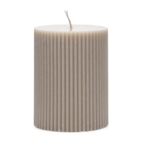 Rivièra Maison Stumpfe Kerze, Beige, gerippt – stumpf, klein 9 cm hoch – feine Rib Pillar Candle – Paraffin (ØxH) 7 x 9 cm von Rivièra Maison