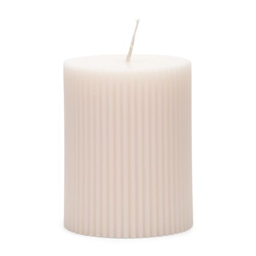 Rivièra Maison Stumpfe Kerze, weiß, gerippt – stumpf klein 9 cm hoch – feine Rib Pillar Candle – Paraffin (ØxH) 7 x 9 cm von Rivièra Maison