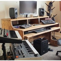 Altholz Musiker Studio Schreibtisch 3-Tier Arbeitsplatz Mit Keyboardablage Altholz Musiker Studio Schreibtisch 3-Tier Arbeitsplatz Mit Keyboardablage von RizAndMicaMake