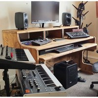 Luna Musician's Studio Desk/ 3-Tier Workstation Mit Monitorständer, Keyboardablage Und Plätzen Für Elektronik Aus Altholz von RizAndMicaMake