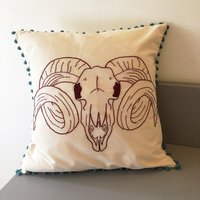 Handbestickter Dekorativer Kissenbezug Mit Widderschädel & Bommeln von RoadkillRags