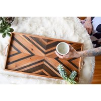 Handgefertigtes Tablett Aus Zedernholz Modernes Serviertablett Mit Korkgriffen von RoamingRootsWoodwork