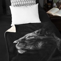 Löwin Sherpa Fleece Decke von RoarshackDesigns