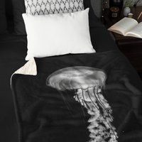 Schwarz-Weiß Portrait Von Jelly Fish Fleece Decke von RoarshackDesigns