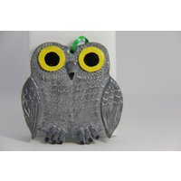 Graue Eule Wohnung Ornament/Wand-Dekor von RobArtPenguin