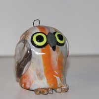 Handgemachte Eulenfigur Aus Orange Und Weißem Marmor Mit Hellen Augen von RobArtPenguin
