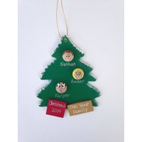 Personalisierte Familien-Weihnachtsverzierung Handbemalter Holzbaum, Bis Zu 4 Gesichtern Oder 3-Köpfige Familie von RobinJoysNest
