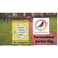 Verzeihen Sie Unser Unkraut, Gartenfahne, Bienen Füttern Sommer/Frühling, Personalisierte Garten-Flagge, Rotkehlchen-Kranz von RobinWreathNStitches
