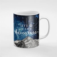 Lasst Uns Ein Neues Abenteuer Dunkel Himmel Schneeberge Keramik Kaffee Tee Tasse Geschenk Für Ihn/Sie Freund Kollegen | Mug2 von RoccoDesignsStudio