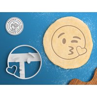 Kuss Emoji Cookie Cutter - Poop Geschenk Liebe von RochaixCookieCutters