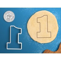 Number One Ausstechform - Alphabet Cookie Cutter Varsity Zahl von RochaixCookieCutters