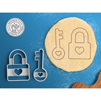 Schlüssel-Ausstechform - Liebesausstechform-Ausstechform-Ausstechform-Herz-Plätzchen-Hochzeits-Bevorzugungs-Herz Mit Fahne Schlüssel-Ausstechform - Liebesausstechform-Ausstechform-Ausstechform-Herz-Plätzchen-Hochzeits-Bevorzugungs-Herz Mit Fahne von RochaixCookieCutters