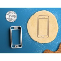 Smartphone Cookie Cutter - Ausstechform Iot Geschenk Emoji Geek Ausstecher Nachricht Favor Smartphone Cookie Cutter - Ausstechform Iot Geschenk Emoji Geek Ausstecher Nachricht Favor von RochaixCookieCutters