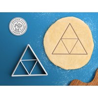 Triangle Cookie Cutter - Rupee Retro Videospiel Ausstechform Geek Geschenk Dungeon 8 Bit Drache Triangle Cookie Cutter - Rupee Retro Videospiel Ausstechform Geek Geschenk Dungeon 8 Bit Drache von RochaixCookieCutters