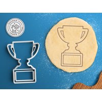 Trophäen-Ausstechform - Textilausstecher-Auszeichnungs-Ausstechform Preis-Band-Ausstechform Sport-Ausstechform Trophäen-Schale-Geschenk von RochaixCookieCutters