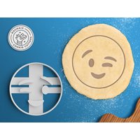 Wink Emoji Cookie Cutter - Für Erwachsene Poop von RochaixCookieCutters