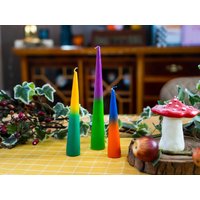 Zweifarbiges Kegelkerzen-Set 3Er | Bunte Wachs-stumpenkerze Weihnachtskerzen von RockOnRuby