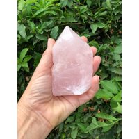 Rosenquarz Halbpolierte Kristallpunkte - Schöne Schattierungen Von Blassem Rosa Wählen Sie Nach Gewicht von RockParadise