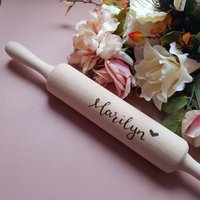 Personalisiertes Backgeschenk Mit Individueller Pyrografie, Das Ein Tolles Oma-Geschenk Ist Und Zusätzlich Zu Ihren Personalisierten Küchenutensilien von RockeryCottage