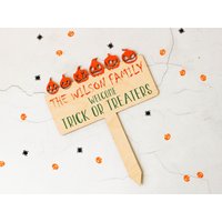 Personalisiertes Halloween Schild - Trick Or Treat Dekoration Holzschild Für Draußen von RocketandFox