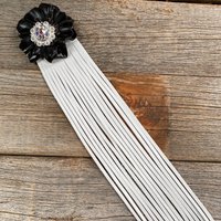 Leder Schwarze Nelke Mit Weißen Fransen von RodeoDriveConchos