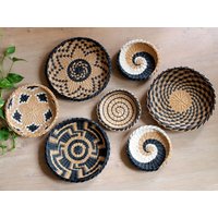 Set Aus 7 Wandtellern Korbgeflecht. Geflochtene Wandhängekörbe. Boho Wanddeko Korb. Wicker Home Wanddekor Für Korb Galerie Wand von RodinneKoloUA