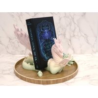 Buchhalter Lesender Feuerdrache Verschiedene Größen Regenbogen 3D Druck Pla Aufsteller Bücher E-Reader Tablet Buchhalter Lesender Feuerdrache Verschiedene Größen Regenbogen 3D Druck Pla Aufsteller Bücher E-Reader Tablet von Roemerkreation3D