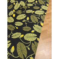Baumwolle Tischläufer Gelbe Seerosen Auf Schwarzem Tischleinen 150cm von Rokasdarbi