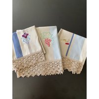 Küchentuch Geschirrtuch Baumwolltuch Besticktes Grau Blau Gestreiftes Handtuch Mit Spitze von Rokasdarbi
