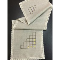 Leinen Tischläufer Handstickerei Tischdekoration Spitze Grau Leinen Tischläufer Handstickerei Tischdekoration Spitze Grau von Rokasdarbi